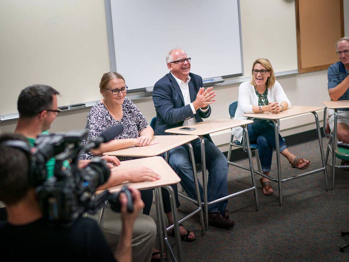 Tim Walz in seinem alten Klassenraum