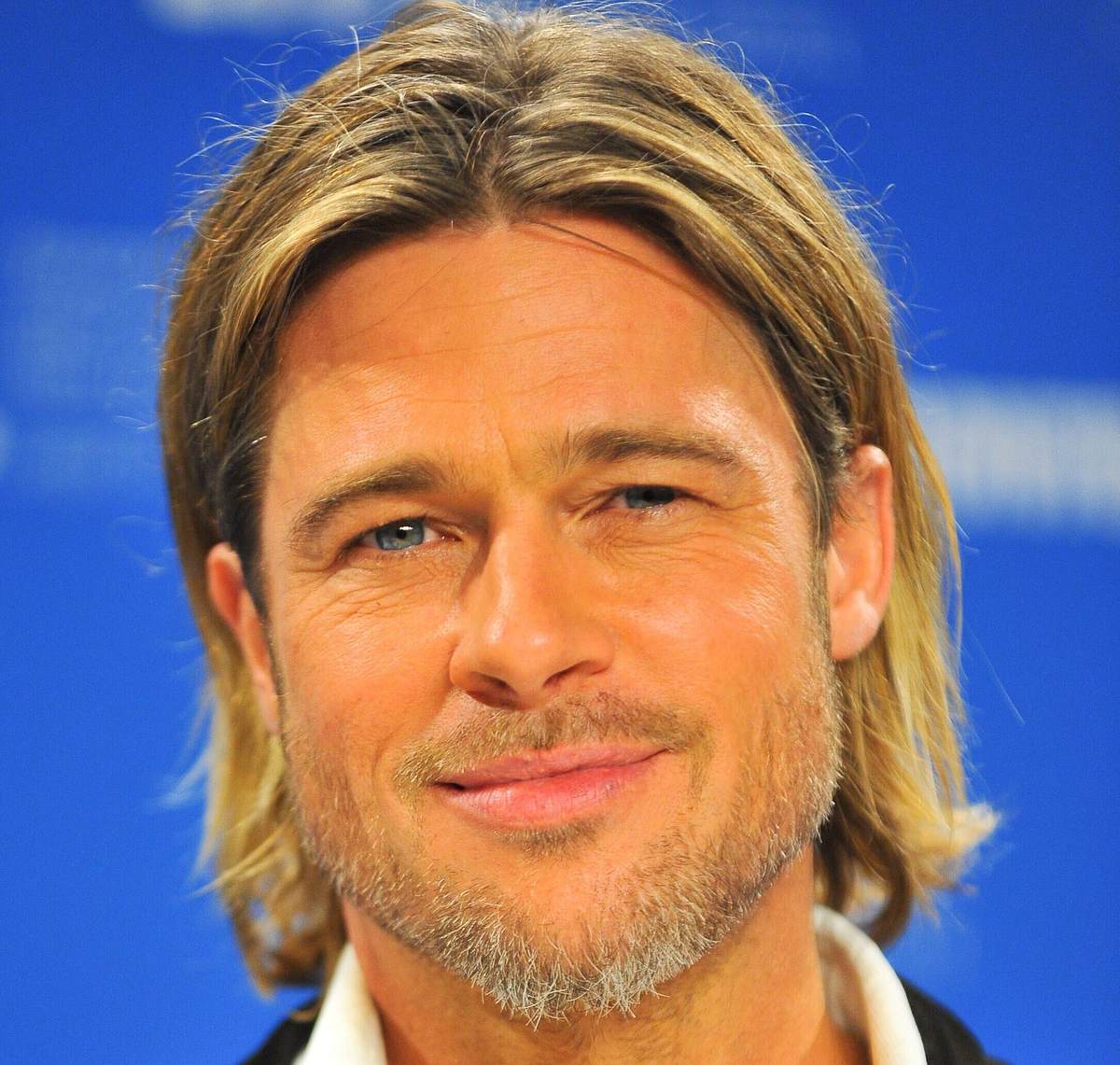 Brad Pitt mit Mittelscheitel-Frisur