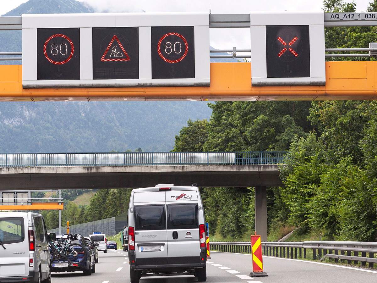 Anzeigetafel auf der Autobahn