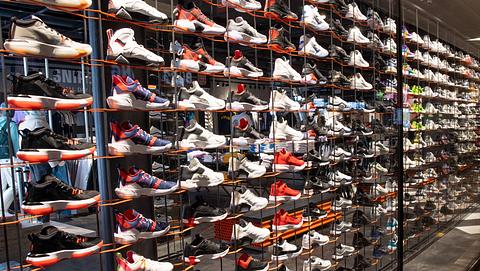 Sneaker in Verkaufsregal - Foto: IMAGO / CHROMORANGE