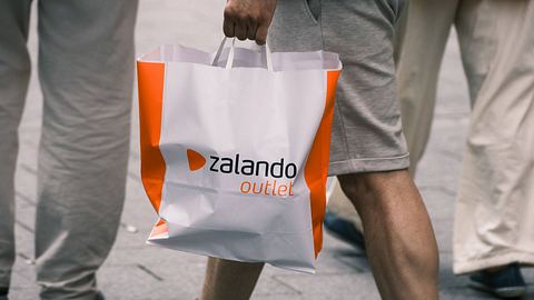 Zalando-Tüte beim Shopping - Foto: IMAGO / Michael Gstettenbauer