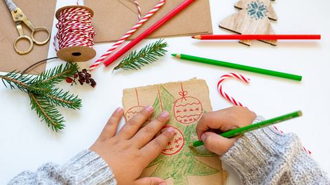 Kinderhände malen einen Weihnachtsbaum - Foto: IMAGO / Bihlmayerfotografie