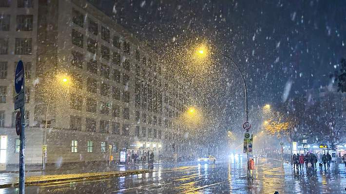 Schnee in der Stadt - Foto: IMAGO / A. Friedrichs