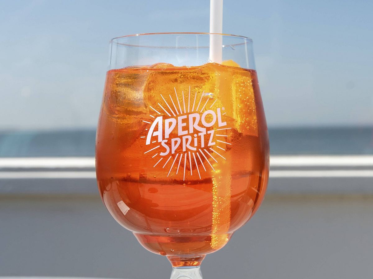 Aperol Spritz im Glas mit Trinkhalm