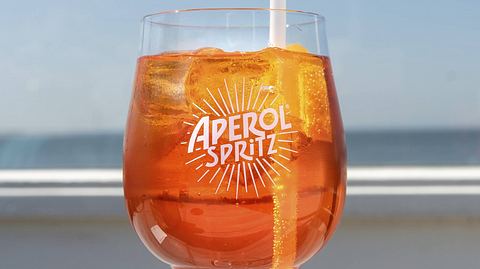 Aperol Spritz im Glas mit Trinkhalm - Foto: IMAGO / imagebroker