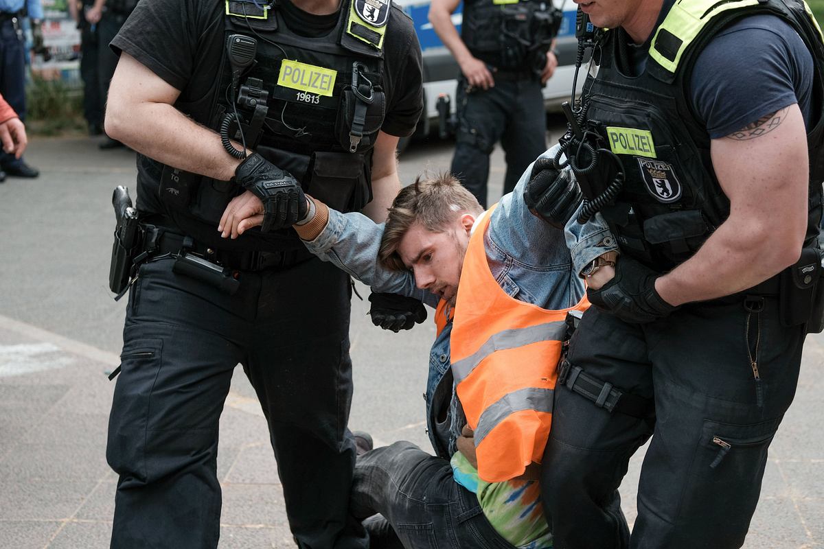 Aktivist der Letzten Generation wird von der Polizei abgeführt