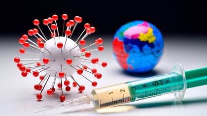 Ein Coronavirus-Modell, eine Erdkugel und eine Impfspritze - Foto: imago images / Christian Ohde