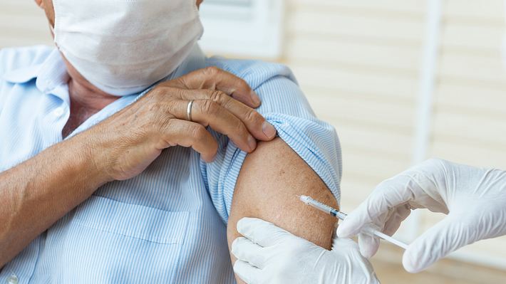 Mann lässt sich impfen - Foto: iStock / simarik