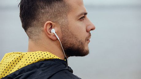 Kabelgebundene oder Bluetooth-Kopfhörer - wer ist dein Favorit? - Foto: iStock/AntGor