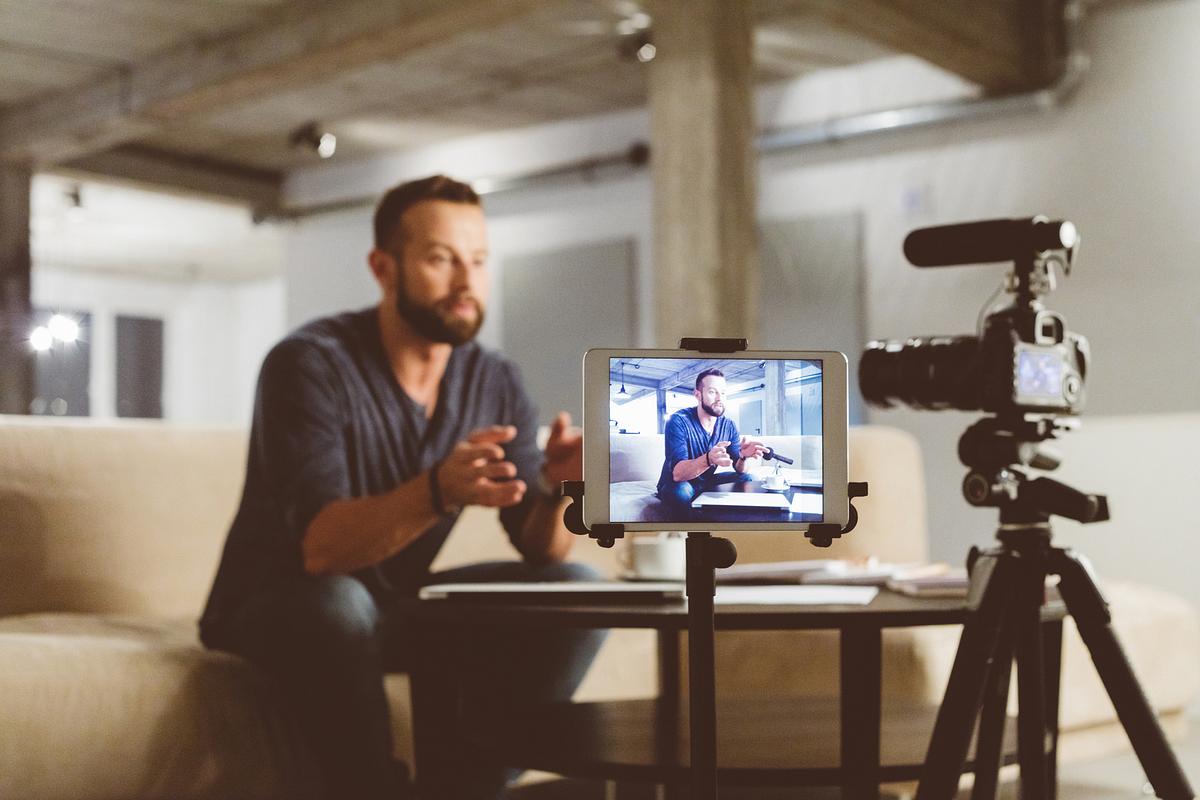 Influencer bei der Arbeit