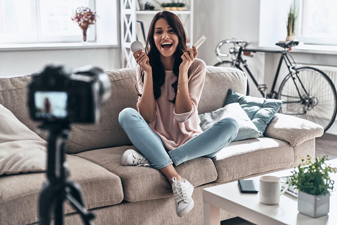 Influencerin preist Produkte an Influencerin preist Produkte an