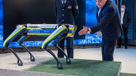 Reul und Robodog - Foto: Ministerium des Innern des Landes Nordrhein-Westfalen