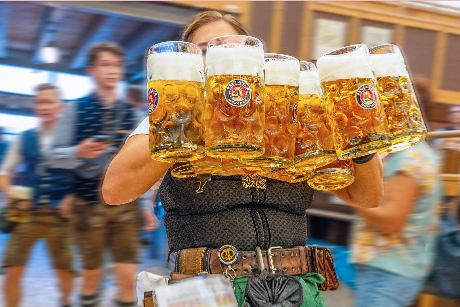 Eine OktoberfestBedienung packt aus so geht's wirklich zu auf der