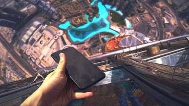 Das passiert, wenn dein iPhone vom höchsten Gebäude der Welt fällt - Foto: Screenshot YouTube TechRax / Montage: Männersache