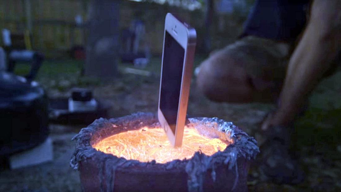 iPhone vs geschmolzenes Metall: Das passiert, wenn man ein iPhone in 660-Grad-heißes Aluminium wirft Das passiert, wenn man ein iPhone in geschmolzenes Aluminium wirft