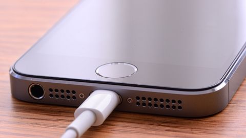 iPhone hängt am Ladekabel - Foto: iStock / hocus-focus