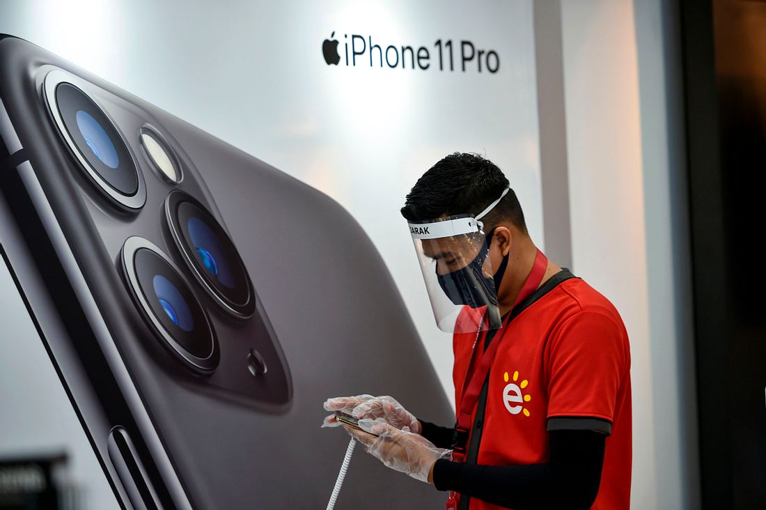 iPhone-Store-Mitarbeiter mit Mund-Nase-Maske