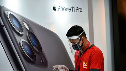 iPhone-Store-Mitarbeiter mit Mund-Nase-Maske - Foto: Getty Images / CHAIDEER MAHYUDDIN