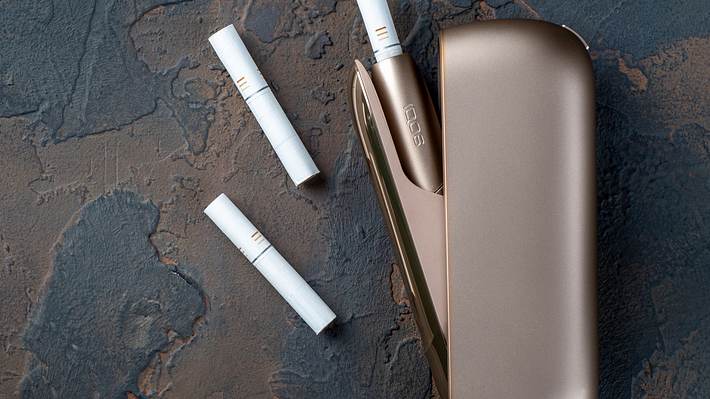 IQOS-Gerät plus Heets - Foto: iStock / Tatyana Berkovich