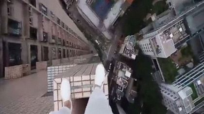 Lebensmüder Clown springt über Wolkenkratzer-Dächer 