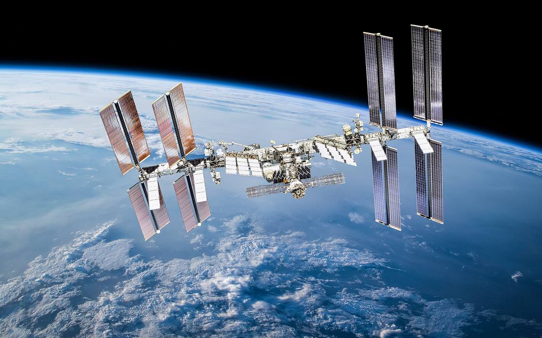 Die Internationale Raumstation ISS, im Hintergrund die Erde
