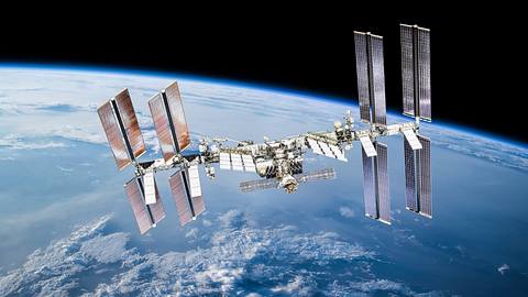 Die Internationale Raumstation ISS, im Hintergrund die Erde - Foto: iStock / dima_zel
