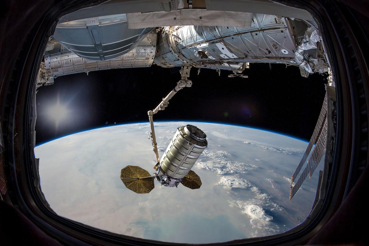 Blick aus der ISS, im Vordergrund der Canadarm