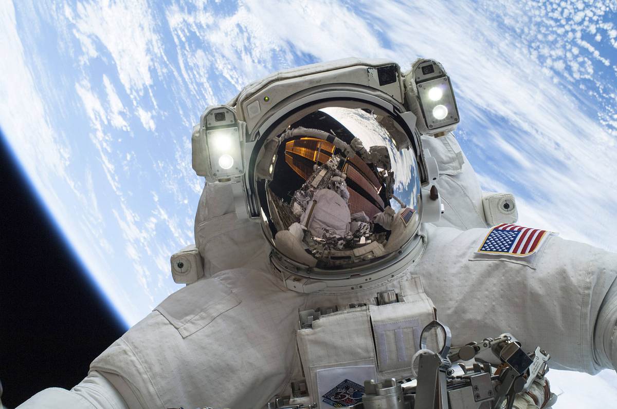 Ein Astronaut außerhalb der ISS