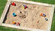 Mit einem Sandkasten aus Holz schonst du die Umwelt. - Foto: iStock