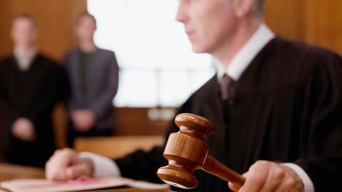 Richter mit Urteils-Hammer - Foto: iStock/Chris Ryan