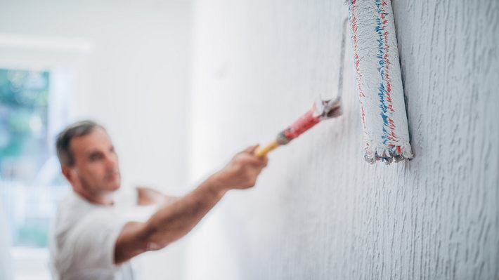 Mann streicht Wand - Foto: iStock/Nes