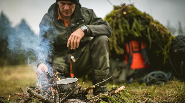 Mann am Lagerfeuer - Foto: iStock/simonkr