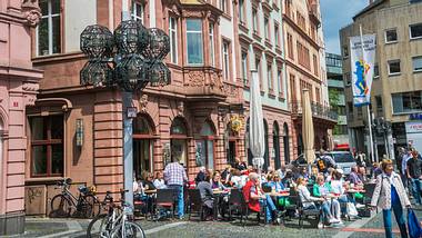 Menschen im Cafe draußen - Foto: iStock/KenWiedemann