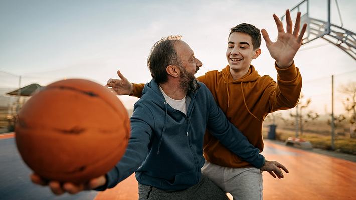 Vater mit Sohn beim Basketball