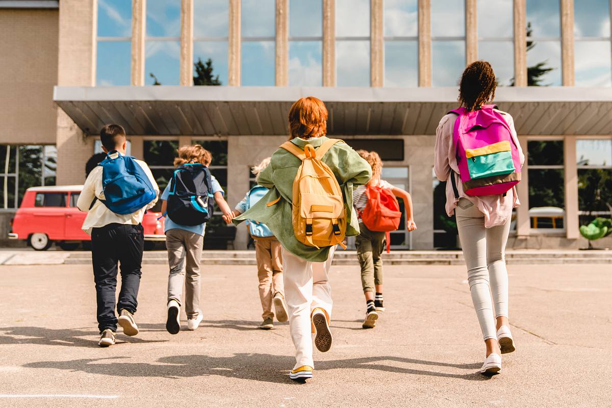 Schüler laufen zur Schule