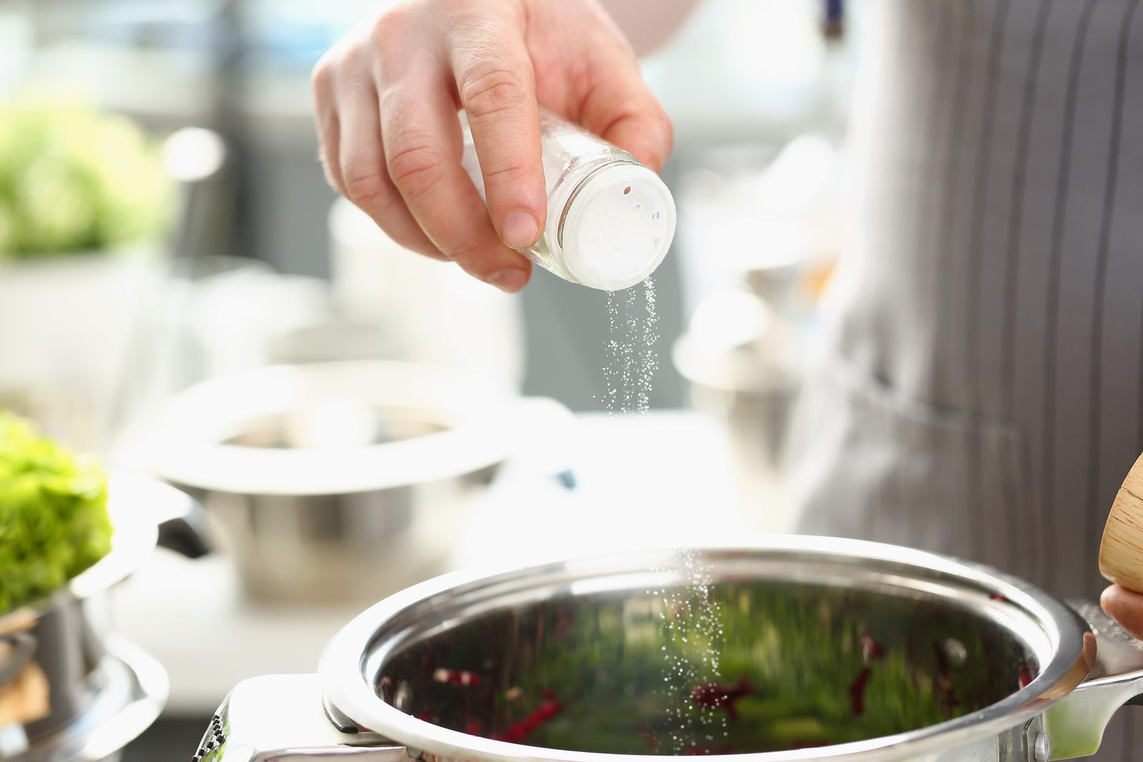 Kocht Wasser mit Salz wirklich schneller? Männersache Kocht Wasser mit Salz wirklich schneller? Männersache