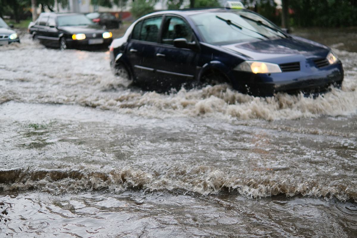 Autos fahren durch Hochwasser