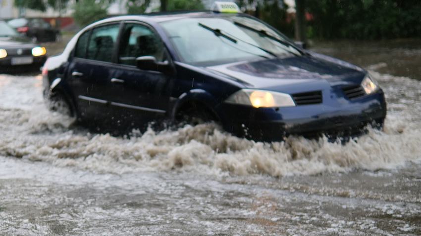Autos fahren durch Hochwasser - Foto: iStock / horkins 