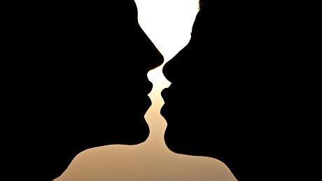 Zwei Menschen küssen sich