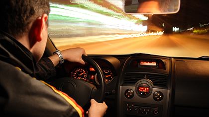 Fahrer rast durch Tunnel - Foto: iStock/damircudic