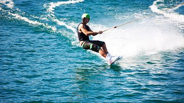  Wakeboard Helm - Wassersport - Wake Boarding - Foto: iStock/Yuri_Arcurs