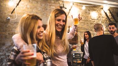 Bier macht glücklich - Foto: iStock/franckreporter