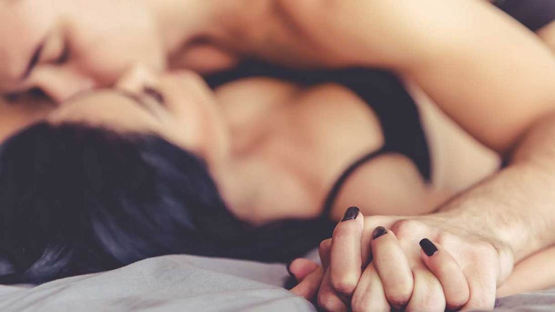 Beim Karezza erlebt man seinen Partner ganz bewusst Karazza - Sex bewusst genießen