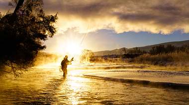 Mann beim Fliegenfischen - Foto: iStock/Adventure_Photo