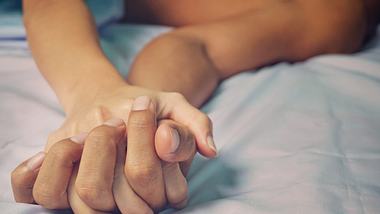 Hände umfassen sich - Foto: iStock/Napadon Srisawang