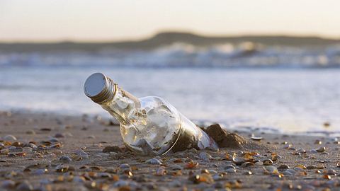 angespülte Flasche am Strand - Foto: photobank kiev