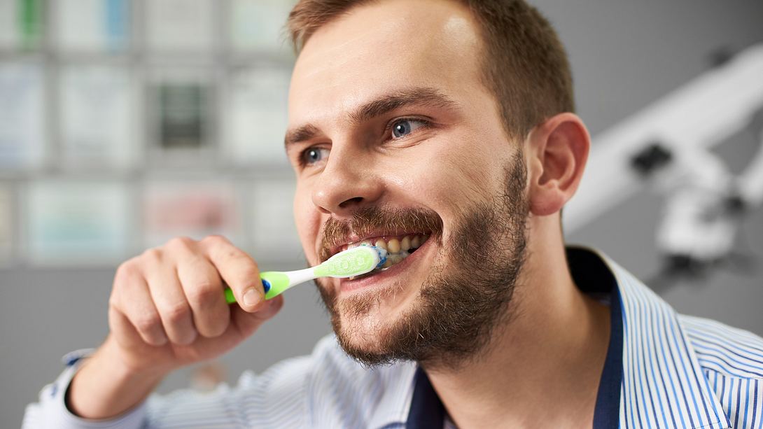 Mann putzt Zähne - Foto: iStock/anatoliy_gleb