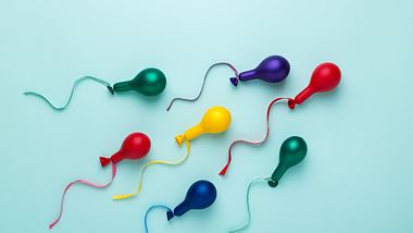 ewegung der bunten Luftballons in Spermie Shape-Konzept. - Foto: iStock/Julia Simina, Olga Zarytska
