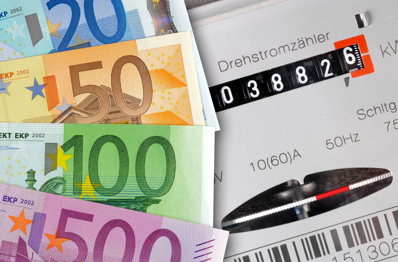 So teuer wie nie zuvor: Strompreis-Explosion für 2022 erwartet! Geldscheine und Stromzähler