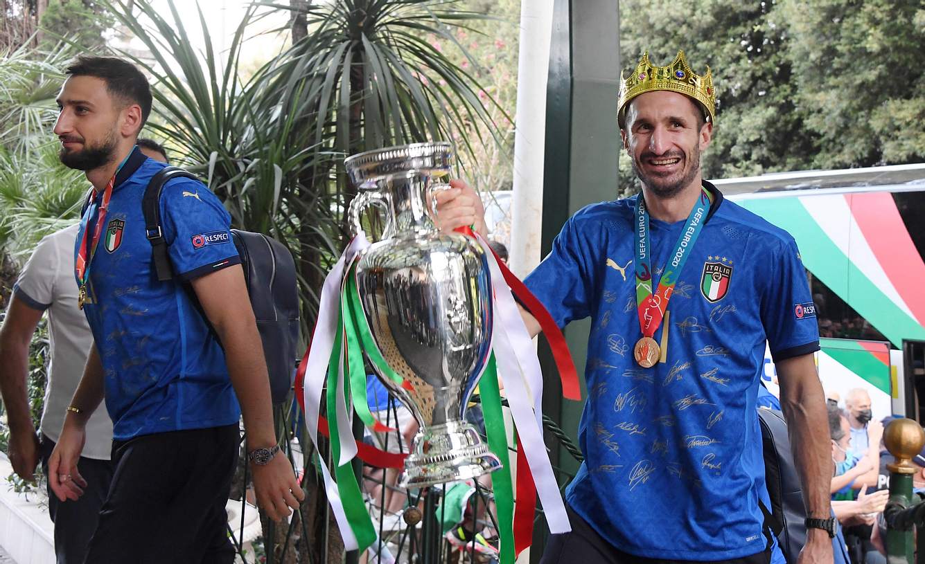 Italienische Spieler mit EM-Pokal